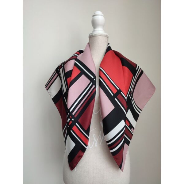 Batic-cu-motive-geometrice-rosu-1-1 Batic-cu-motive-geometrice-rosu-1-1