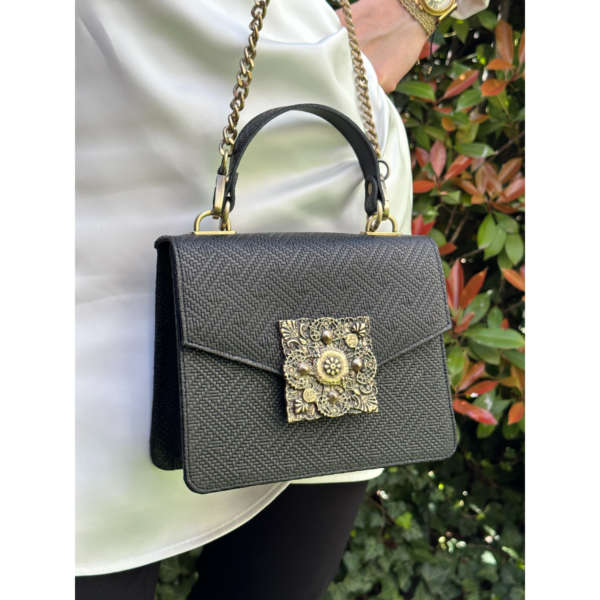 Poseta-Dahlia-neagra-1