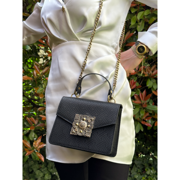 Poseta-Dahlia-neagra