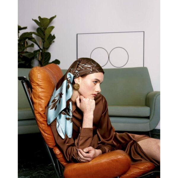 The-Magnificent-Alstroemeria-–-Brown-Sky-Blue-2 Batic-The-Magnificent-Alstroemeria-Maro-Bleu