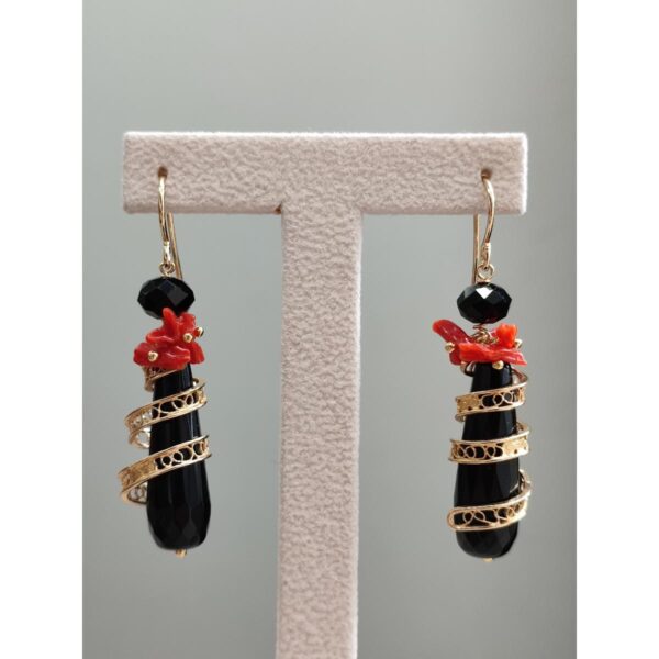 cercei-sharon-din-agat-negru-coral-si-spirale-filigran cercei-sharon-din-agat-negru-coral-si-spirale-filigran