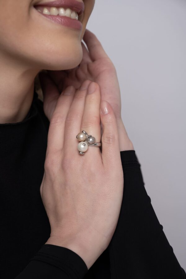 Inel-Trilogy-din-perle-de-cultura-albe-si-gri-scaled Inel-Trilogy-din-perle-de-cultura-albe-si-gri-scaled