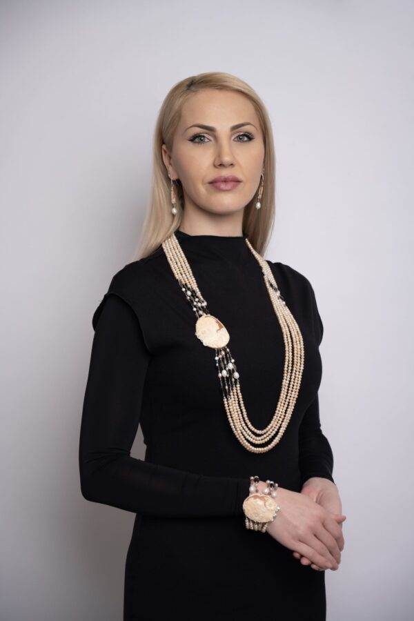 Set-Noble-din-perle-roz-cuart-fumuriu-si-camee-1-1-scaled Set-Noble-din-perle-roz-cuart-fumuriu-si-camee-1-1-scaled