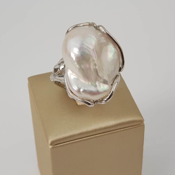 Inel boeme cu perla baroc alba reglabil 1 Inel boeme cu perla baroc alba reglabil 1