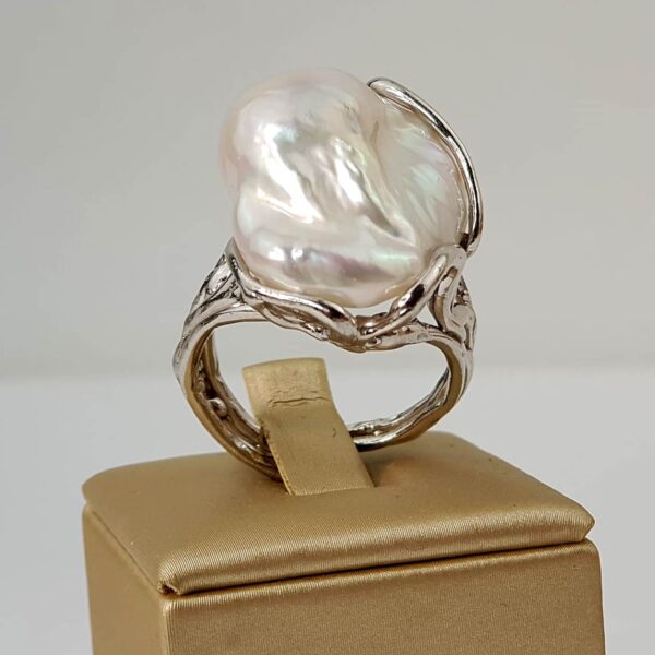 Inel boeme cu perla baroc alba reglabil Inel boeme cu perla baroc alba reglabil