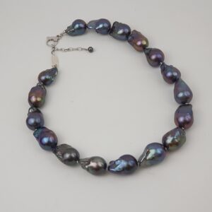 Colier imposing din perle baroc negre