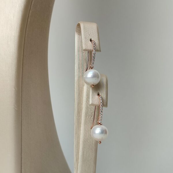 Cercei glow din perle albe si zirconiu 1 Cercei glow din perle albe si zirconiu 1