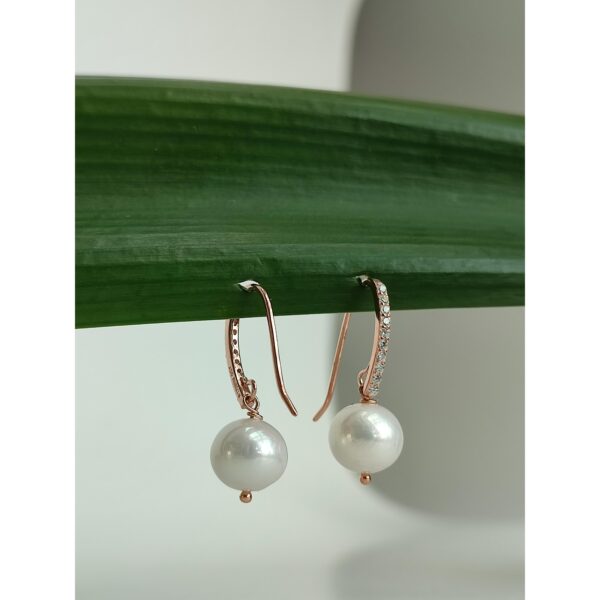 Cercei glow din perle albe si zirconiu Cercei glow din perle albe si zirconiu