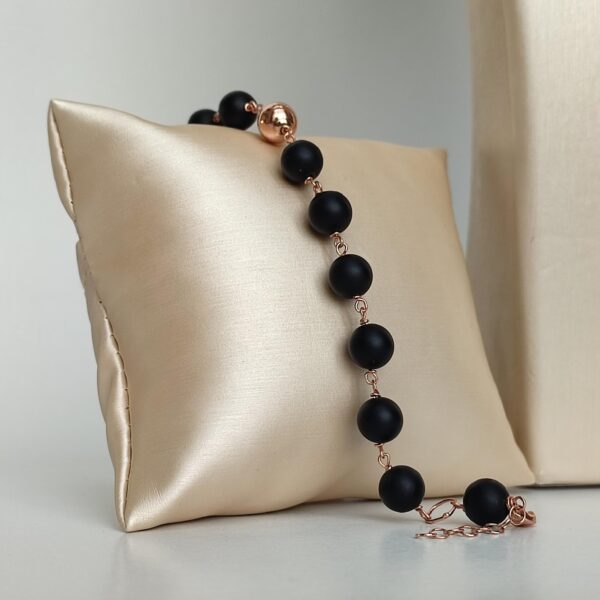 Bratara timeless din agat negru satinat cu sfere de 8 mm 1 Bratara timeless din agat negru satinat cu sfere de 8 mm 1