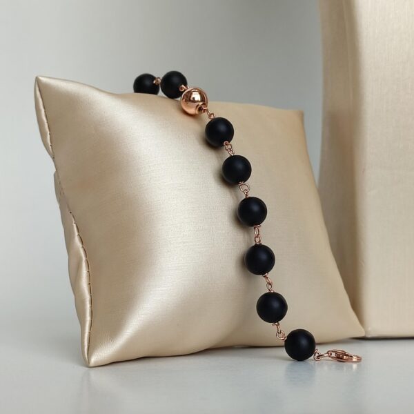 Bratara timeless din agat negru satinat cu sfere de 8 mm Bratara timeless din agat negru satinat cu sfere de 8 mm