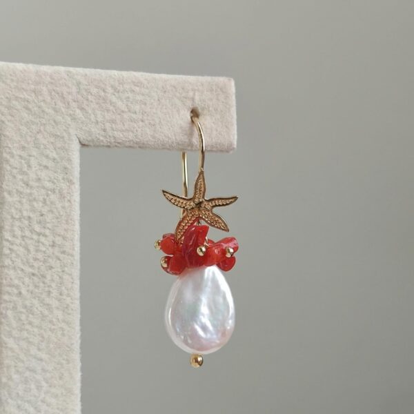 Cercei kyra din perle si coral rosu 1 Cercei kyra din perle si coral rosu 1