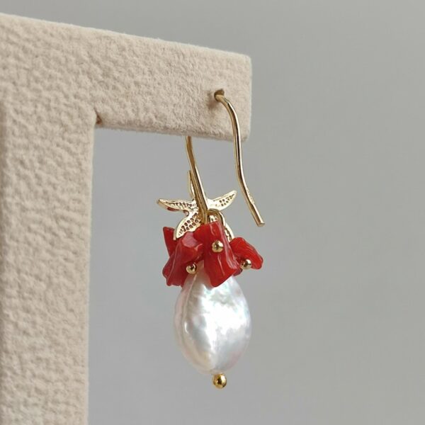 Cercei kyra din perle si coral rosu 2 Cercei kyra din perle si coral rosu 2