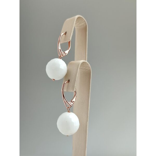 Cercei vibrant din agat alb 2 Cercei vibrant din agat alb 2