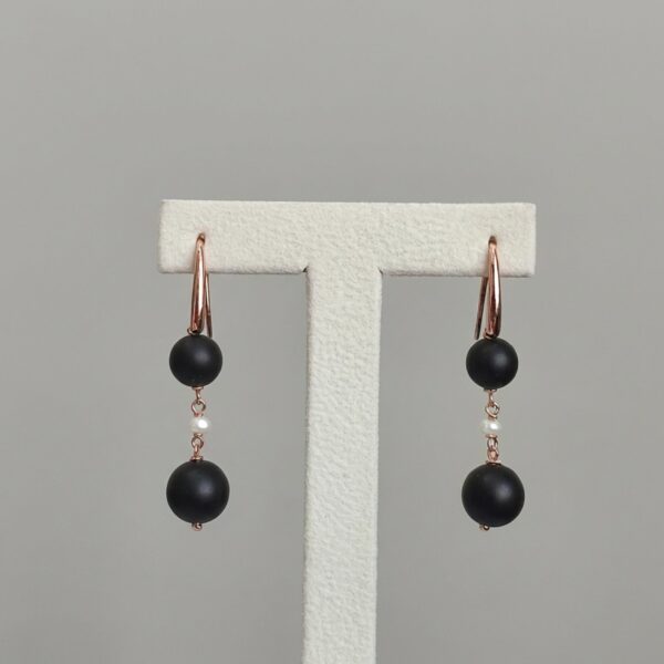 Cercei zena din agat negru satinat si perle 1 Cercei zena din agat negru satinat si perle 1