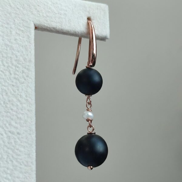 Cercei zena din agat negru satinat si perle Cercei zena din agat negru satinat si perle